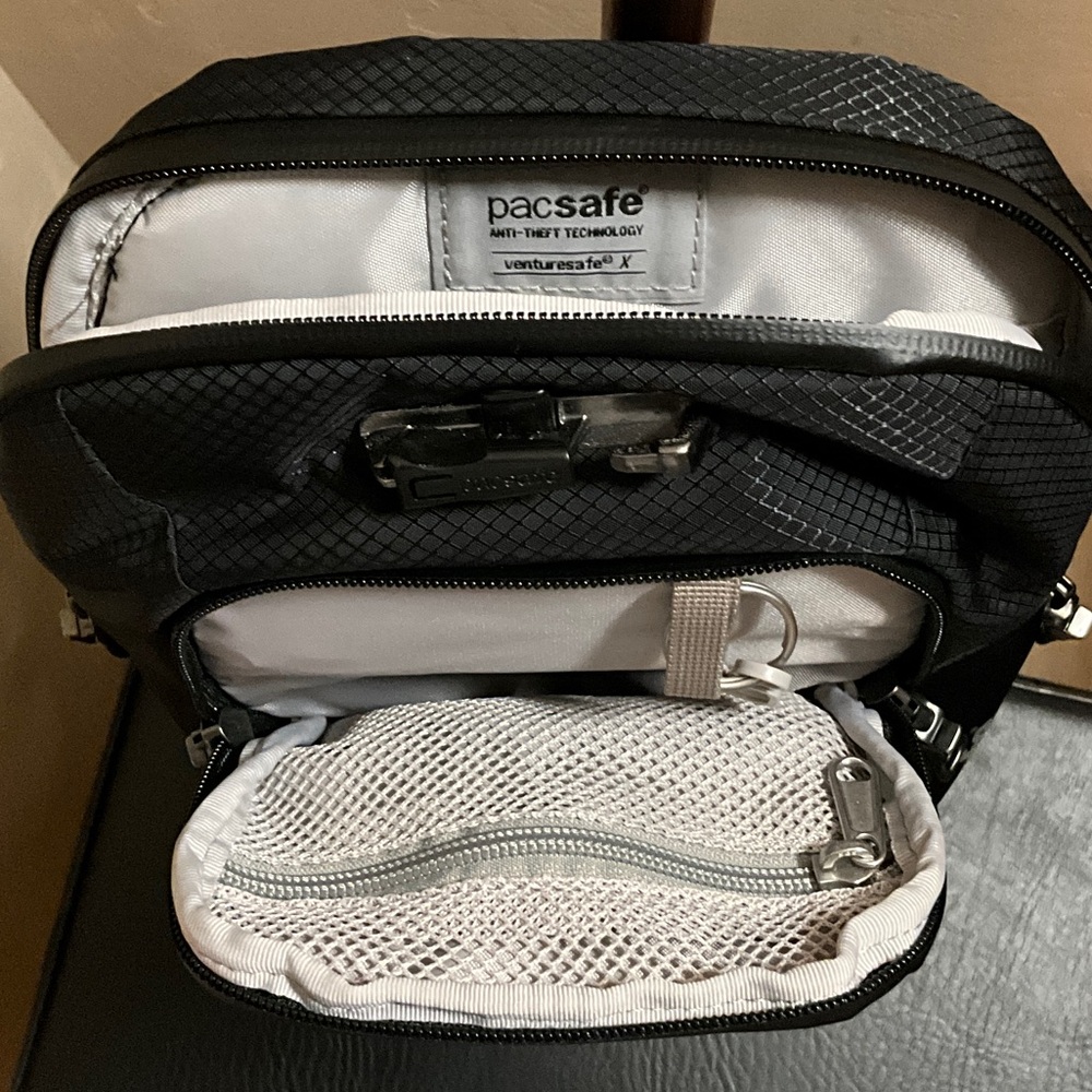 Pacsafe Black Venturesafe X Anti-Theft Backpack crossbody - Picture 6 of 11